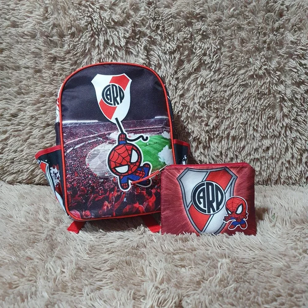 Mochila y cartuchera mediana con bolsillos laterales — KAYKO