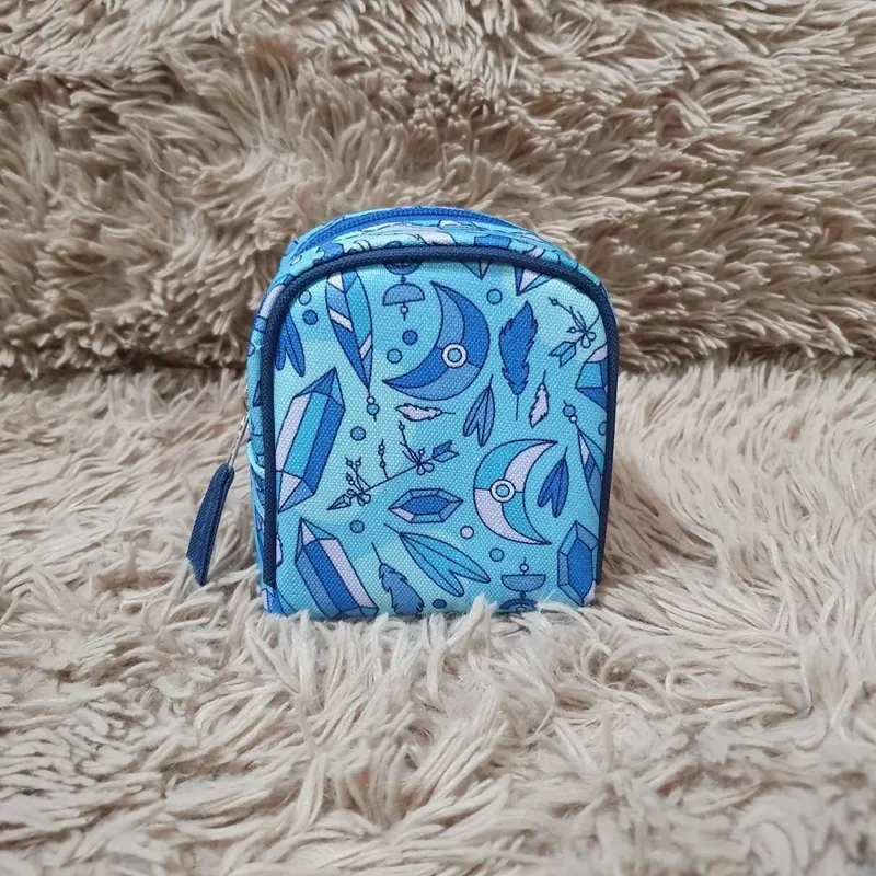 Monedero mini mochila 2, plumas celestes