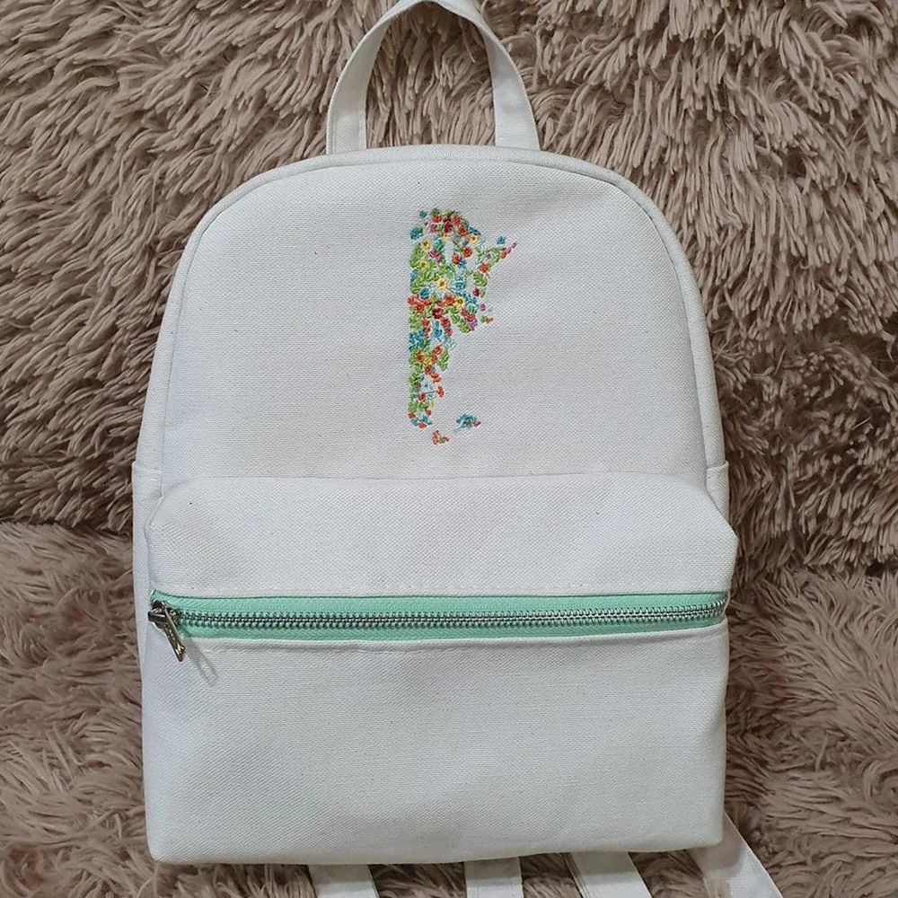 Mochila de panamá con el mapa de Argentina bordado en flores